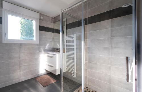 AZALEE - Parking gratuit - Terrasse couverte - Proche transport - Tout équipé - Photo 7