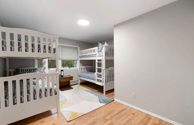 Cozy Fall Home With 4BR and Fireplace - Photo 38