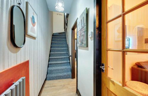 Newcastle CITY APT35,FREE STREET PARKING,4 BEDROOM HOUSE,8 SINGLE BEDS,FULL KITCHEN,ALL ROOMS WITH TVs,NETFLIX - Photo 13