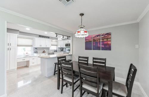 Riverside Retreat: Deck Bar, FirePit, Boat Parking - Foto 17