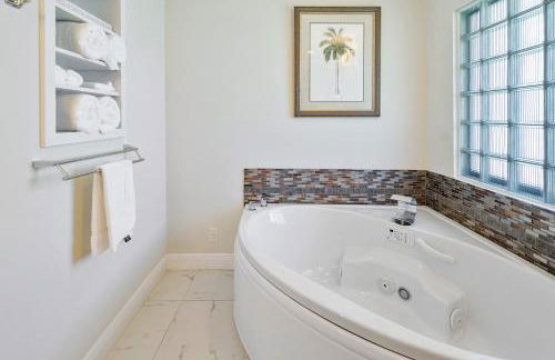 Across from Beach - Renovated Coastal Home, Gourmet Kitchen & Jetted Tub - by Maven Vacation Rentals - Foto 16