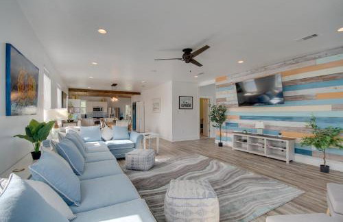 Sunny Waveland Home Rental with Pool Walk to Beach! - Foto 1