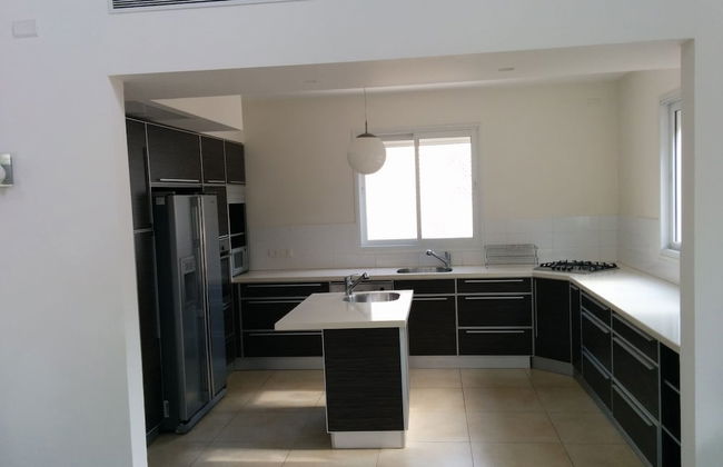 Villa with Garden near Beach - Photo 7