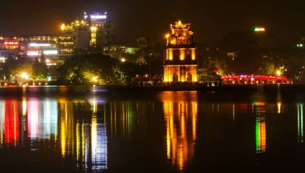 Hoan Kiem lake at night