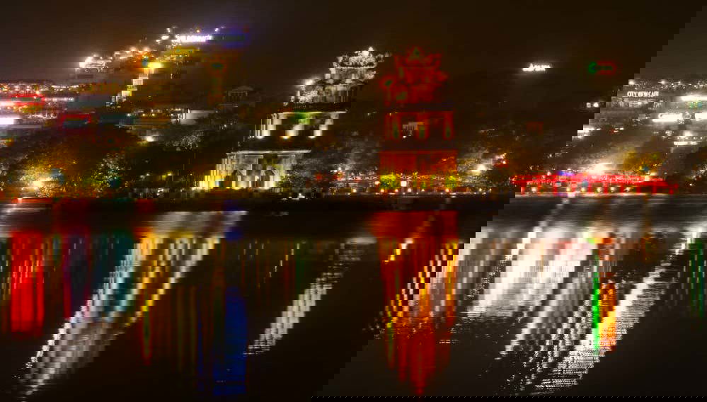 Il lago Hoan Kiem di sera