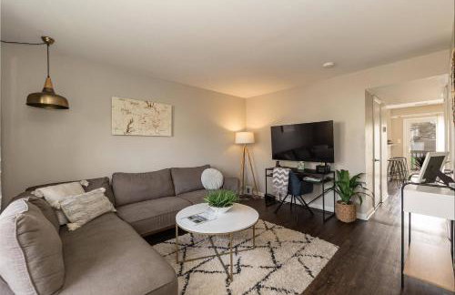 Private, Updated Townhouse in DT Apex - Foto 8