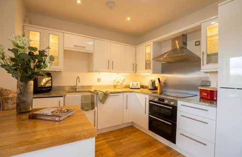 Bamburgh - Sleeps 8 - Dogs Stay Free - Enclosed Garden - Off Road Parking - Foto 3