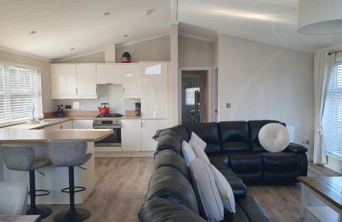 Routh 2-Bed Luxury Lodge Hot Tub & Lake View - Foto 8