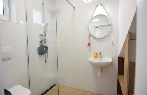 Cottage by Kiedrowickie Lake With Boat Access - Foto 18