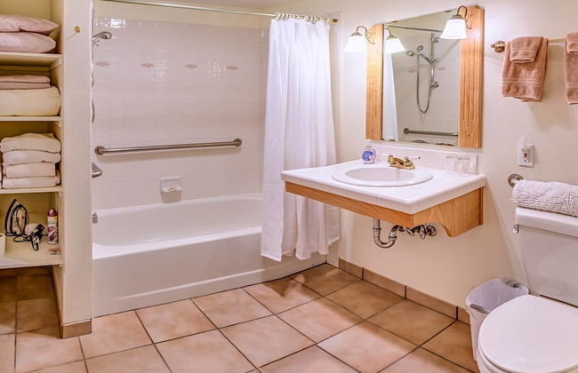 Oak Hideaway Cottage- 1.5 Blocks to OSF - Photo 8