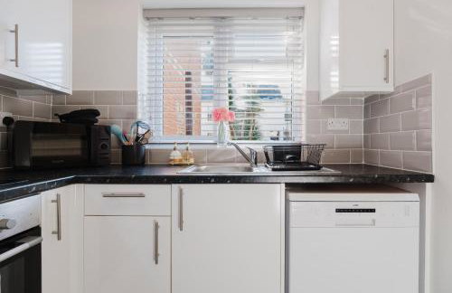 Corner House - Bright 2 Bed in Cheltenham - Photo 17