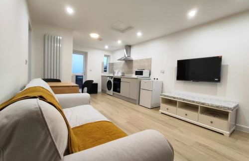 2 Bed Chippenham House with Parking - Foto 1