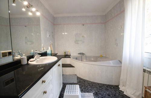 2 Private Abodes in One Magnificent Villa! - Foto 28