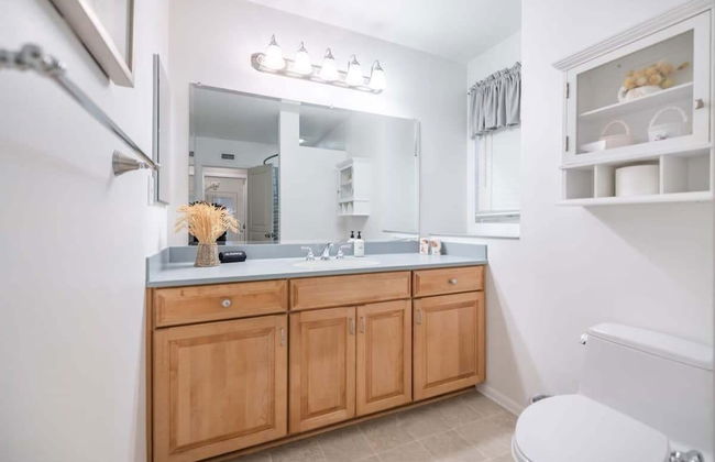 Marbella Lane - Charming 4BR Bungalo for Relaxing Retreat - Photo 31