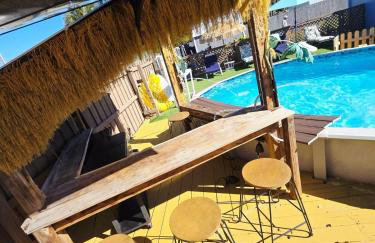 5 Mins from beach and has pool, hot tub, games, pet friendly - Foto 12