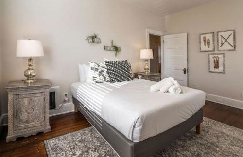 Deluxe 6 Bedroom 3 Min to Downtown w 2-car Driveway - Foto 31