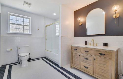 Luxe Lrg Pocono House for 18 Hot Tub/Gameroom/Pool - Foto 47