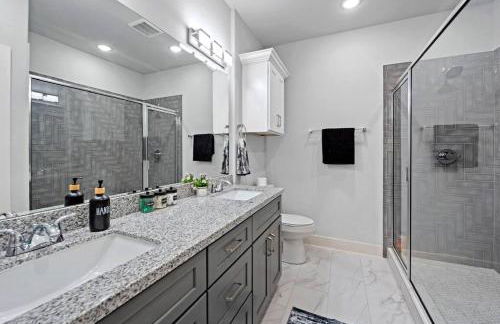 Spacious Modern Townhome w Indoor Court, King Beds & Huge TVs! - Foto 13