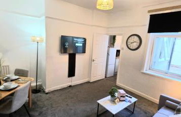 Elegant 3BR Family-Friendly - Sleeps 5 - Fast WiFi -Parking - Netflix - Photo 24