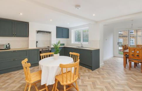 Heart of Cowes - 10 Guests, 200m to Town, Sea View - Photo 3