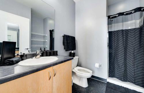 West Loop - City Views With In & Out Parking 2 - Photo 14