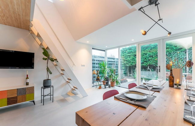 Stylish Holiday Home With Private Garden - Photo 23