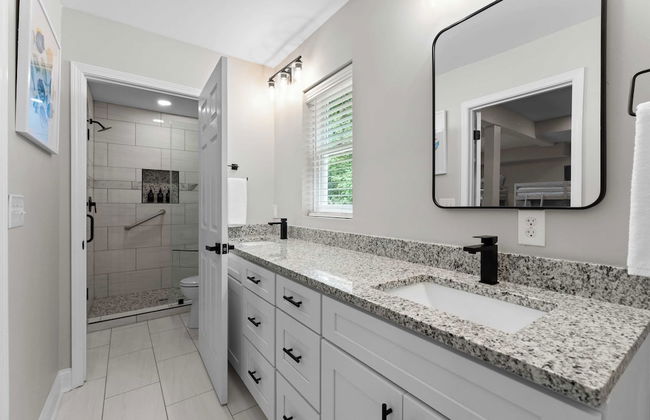 Fireside Fun by Avantstay Sleeps 18 Waterfront + Pool - Foto 40