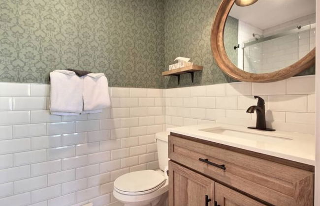 Unique & Sunny Top Floor Old Quebec Gem - Photo 12