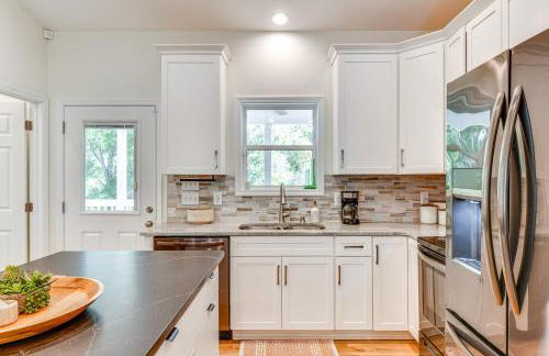 Waterfront Lake Hickory Retreat with Private Dock! - Foto 5