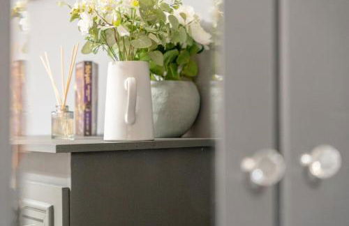 Family-Friendly 2-Bed Home with Games & Fireplace - Foto 17