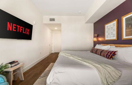 Stylish 2BD Haven with Scenic DTLA Views and Parking - Foto 26