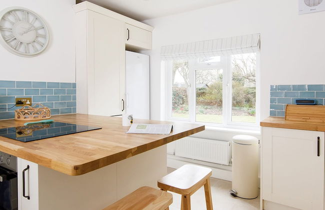 Newly Renovated Cottage 150m From Waterfront - Photo 8