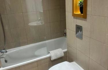 Stylish Apartment in Great City Location, Parking Possible - West One - Photo 6