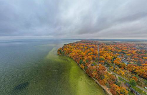 Cozy Houghton Lake Home with Fire Pit and Porch - Foto 22