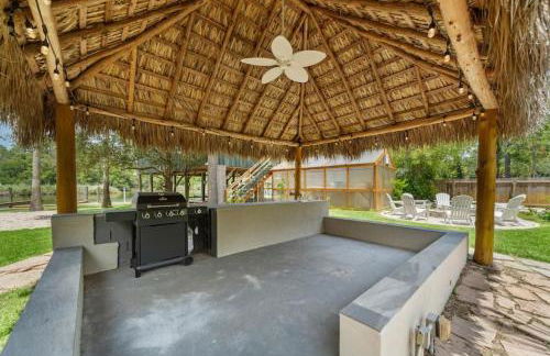 Waterfront oasis with private pool, game room, fire pit and volleyball court - Foto 11