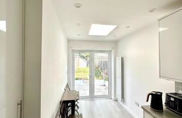 Charming Two-Bedroom Retreat-Garden Oasis Near Central London & Transport Links - Foto 3