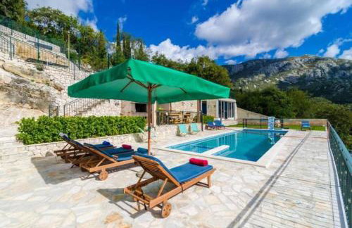 Breathtaking Scenic Villa with Pool - Photo 3