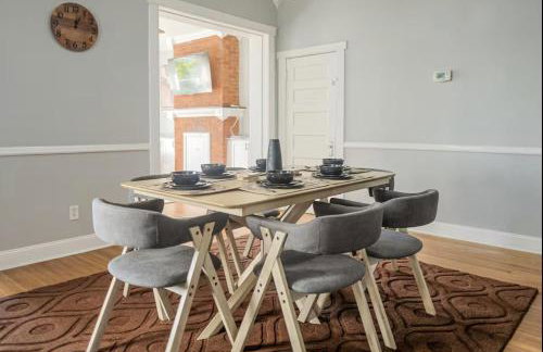 Spacious Home Downtown - Children's Hospital, Pets - Foto 9