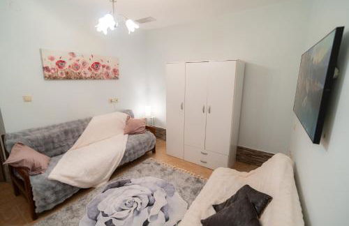 Mary's Downtown Home - a stroll away from Mount Vermio - Photo 12