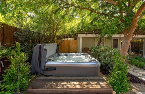 Vine Street Bungalow-Hot Tub, EV, Walk to Town - Photo 32