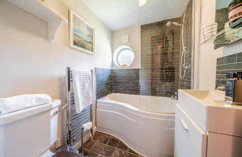 Beautiful Riverside Cottage with Large Garden, 2BR - Photo 24