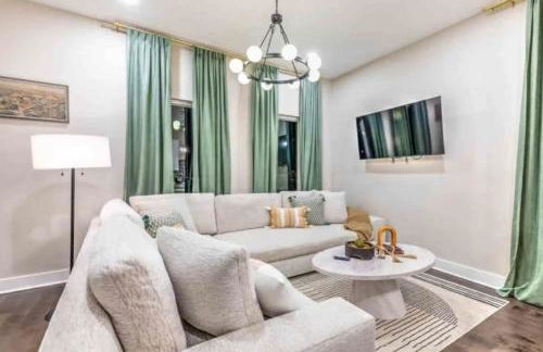 Luxury four-story Home, Rooftop Deck with views, PingPong! Sleeps 12! - Photo 10