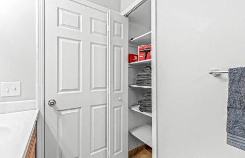 Cozy 2BR Condo in Great Location - King Bed - Foto 9