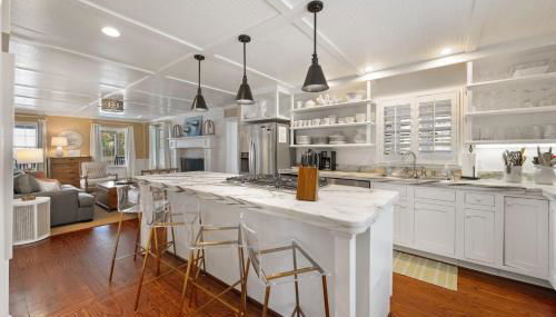 Relax and Enjoy the Spectacular Views in this Picturesque Home home - Foto 4