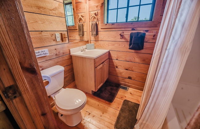 J Willy's Refuge 2 Bedroom Cabin by RedAwning - Photo 27