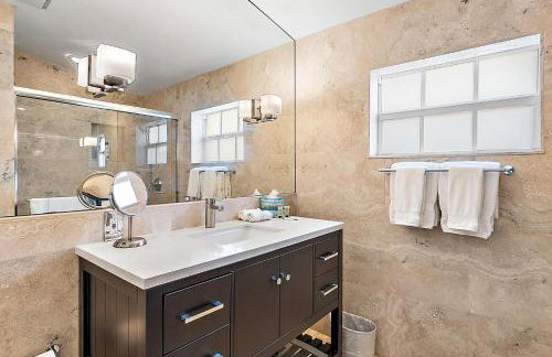 The White Flamingo - Tropical Pool Escape with Guest Cabana - Foto 12