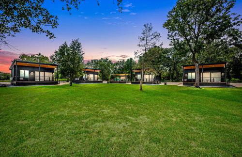Tranquil Tiny Home Resort with Heated Pool & Goats near Houston, Hempstead Texas - Foto 1