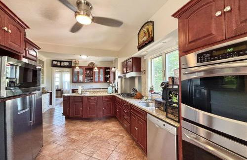 Big New England Family Home; walk to beach, shops - Foto 37