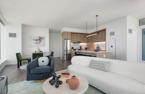 Lux Apts with Lake Views and Top Amenities - Foto 18