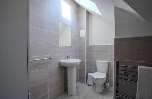 Modern 2-Bed Home in Swinton by MCPI Hosting, Perfect for Families & Contractors - Foto 10